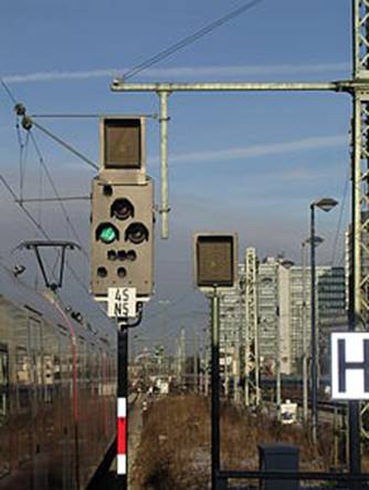 https://upload.wikimedia.org/wikipedia/commons/thumb/a/af/Railway_signal.jpg/220px-Railway_signal.jpg