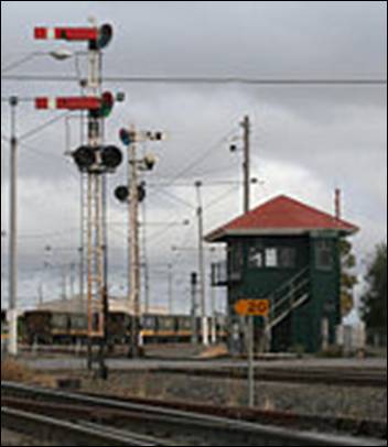 https://upload.wikimedia.org/wikipedia/commons/thumb/d/d9/Mechanical-signalling-north-geelong.jpg/150px-Mechanical-signalling-north-geelong.jpg
